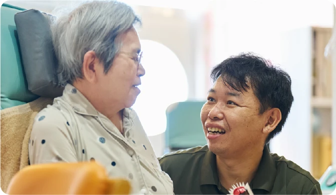 利用者と笑顔で会話する女性職員