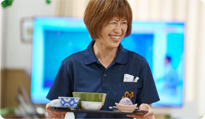 利用者に笑いかける女性職員