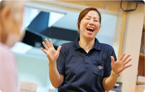 利用者を笑わせようとする介護士