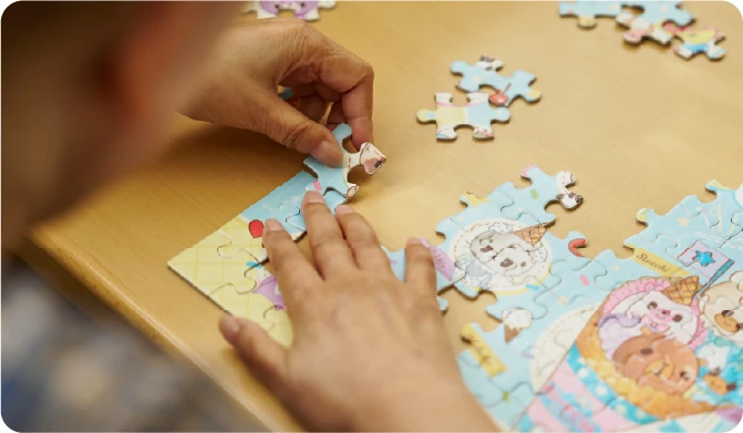 パズルを組み立てる様子