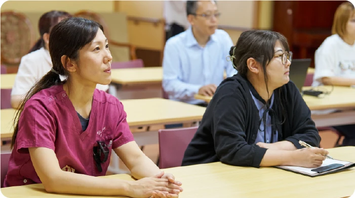 登壇者の話を聞く職員の様子