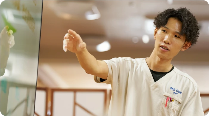 プレゼンテーションをする男性職員