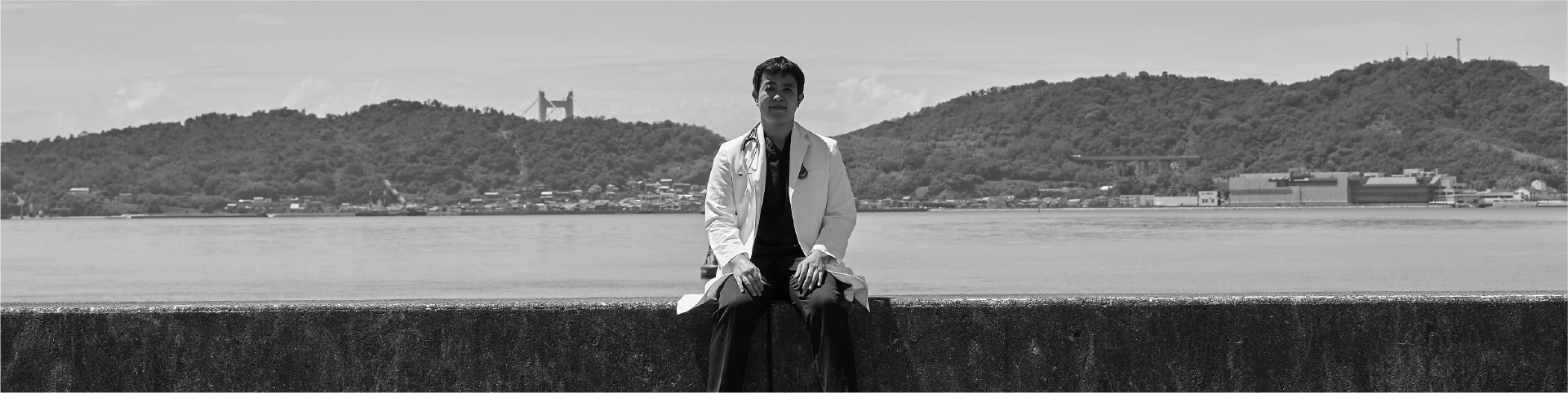 海沿いのブロックに腰掛ける代表 胡谷俊樹