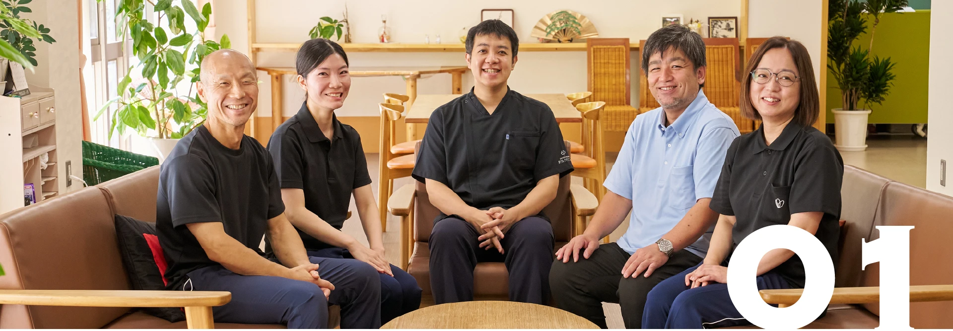 代表 胡谷俊樹を中心に対談に参加した男女の職員が左右2名ずついる写真