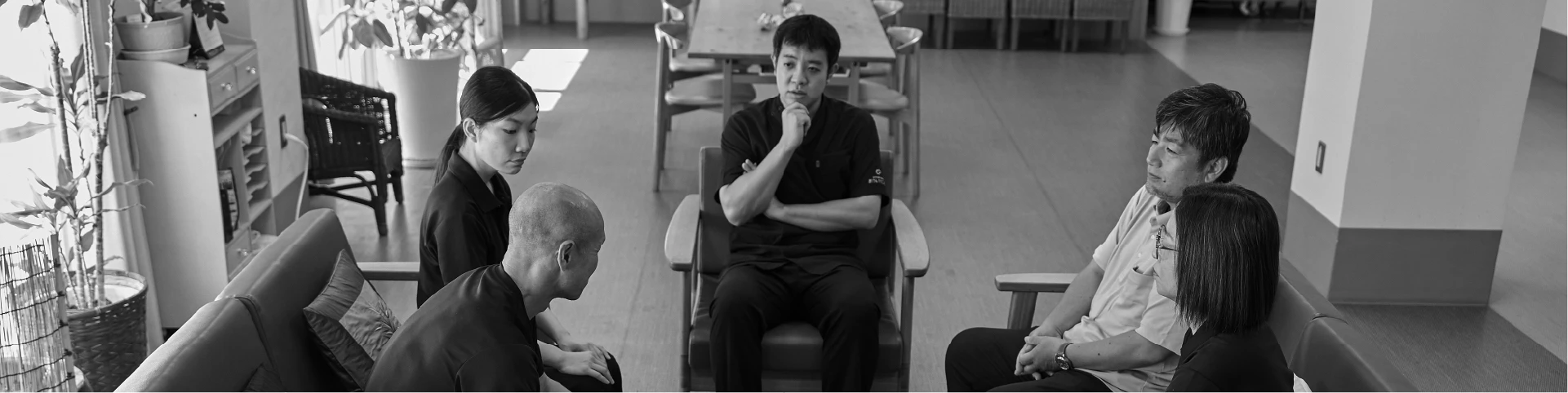 対談参加者のモノクロ写真