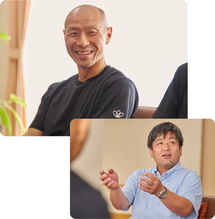 笑顔の服部修忠さんとジェスチャーをしながら話す河村康秀さん