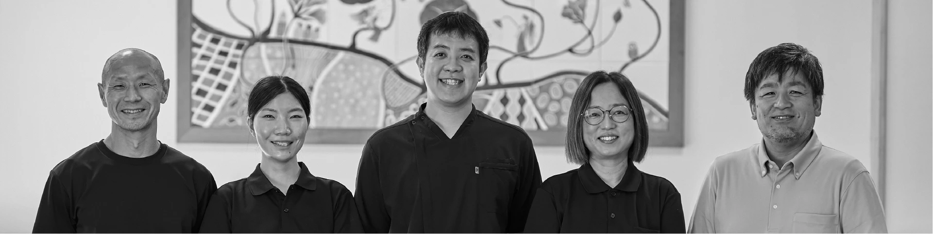 正面を向いている対談参加者のモノクロ集合写真