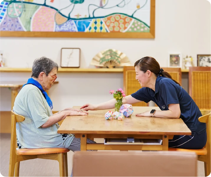 コミュニケーションをとる仲田富枝さんと中瀬千春さん
