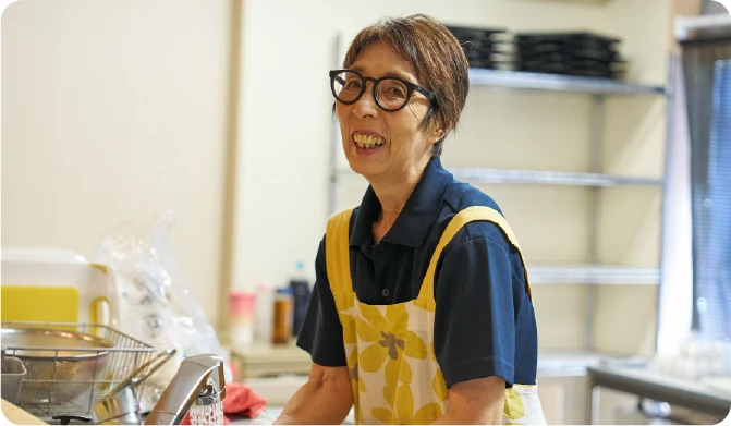 洗い物をする女性職員