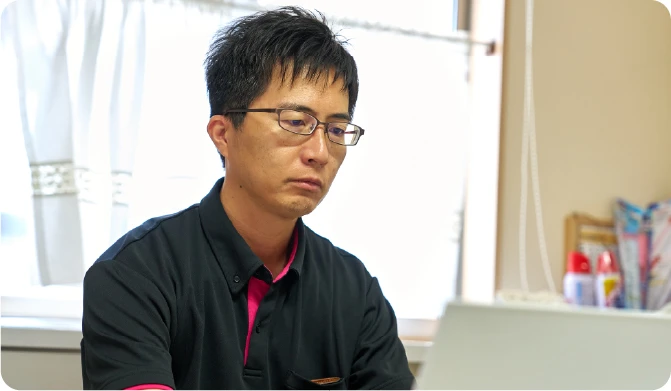 パソコンの画面を見る男性職員