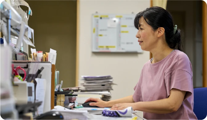 パソコンの画面を見る女性職員