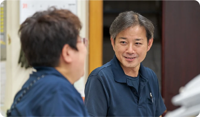 他の職員と会話をする男性職員