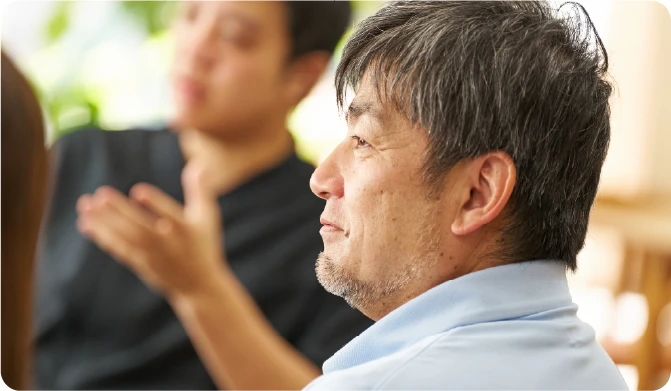 備品の確認をする女性職員