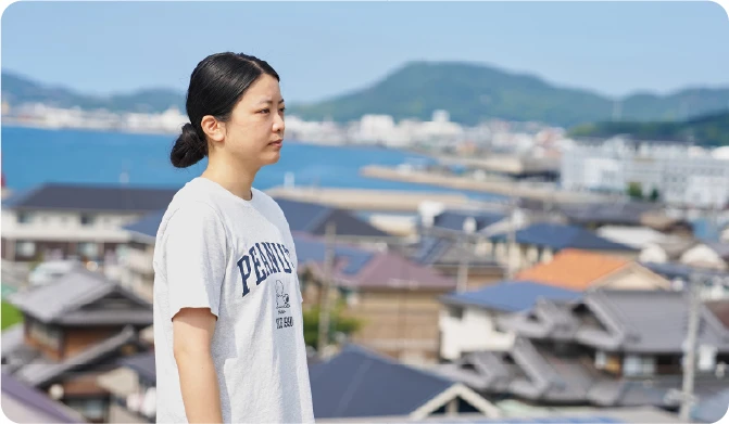 屋外に立つ女性職員1