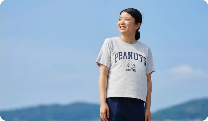 屋外に立つ女性職員2