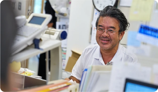 笑顔の男性職員