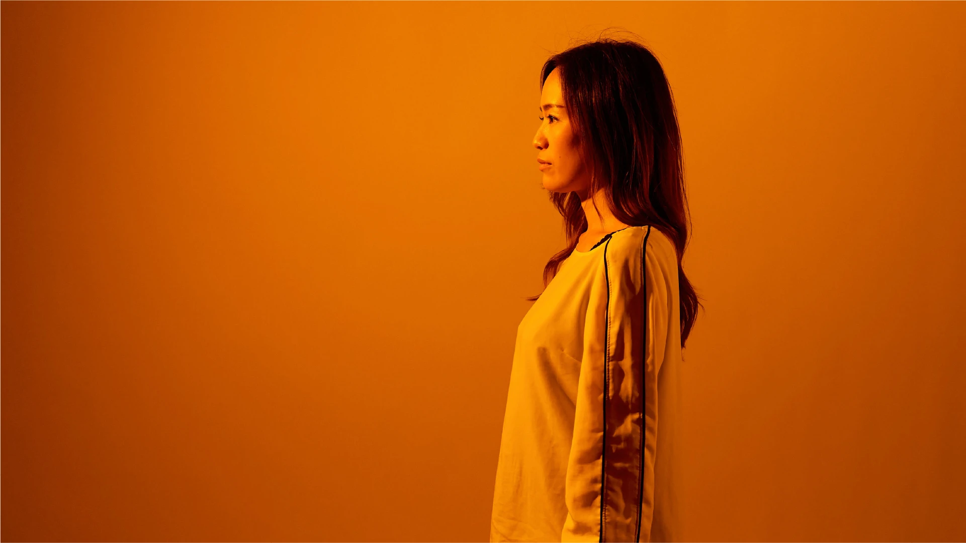 左を向いている女性職員