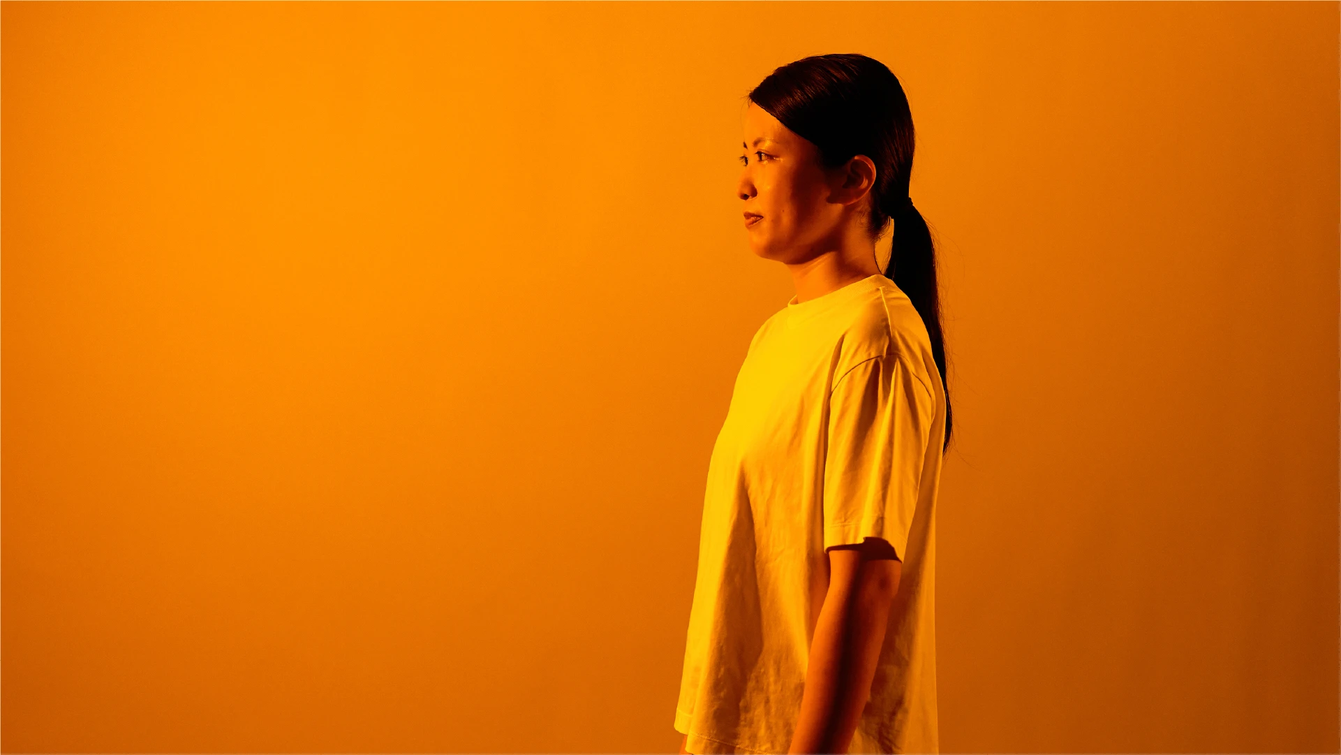 左を向いている女性職員