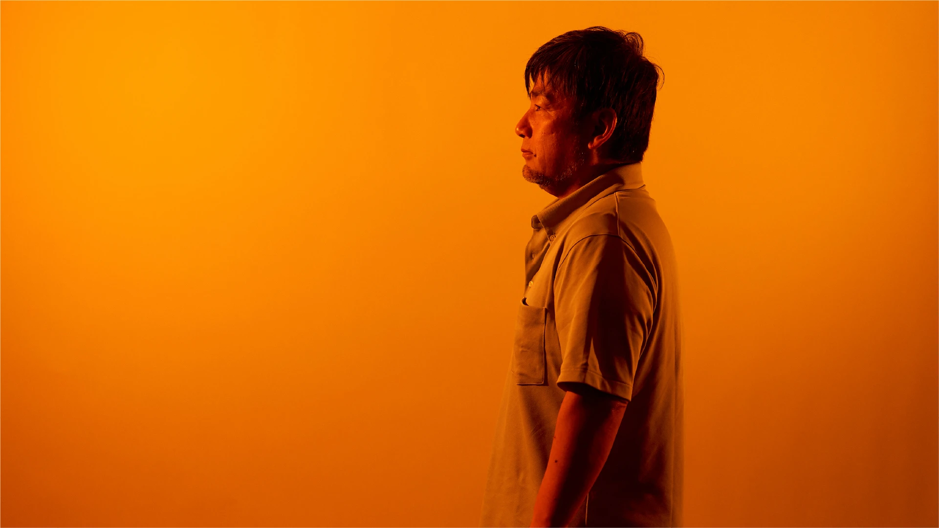 左を向いている男性職員