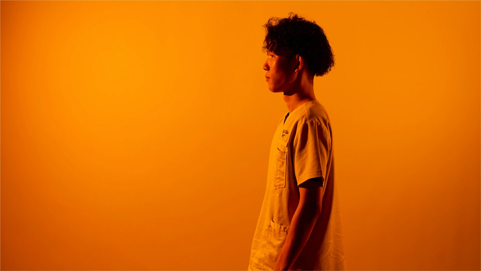 左を向いている男性職員