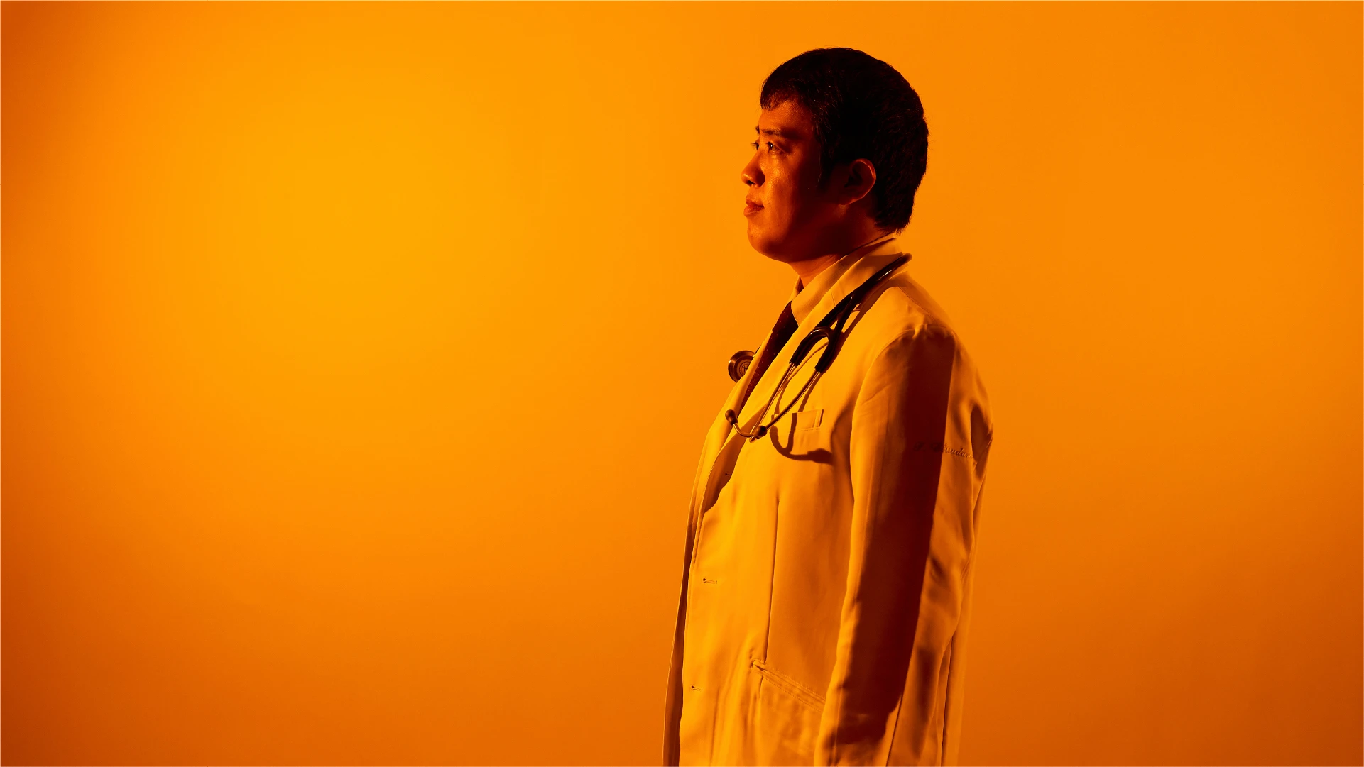 左を向いている代表 胡谷俊樹