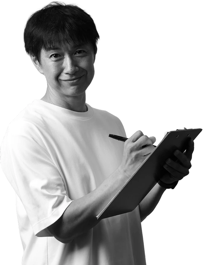 手にバインダーを持ちメモを取る仕草をしている男性職員